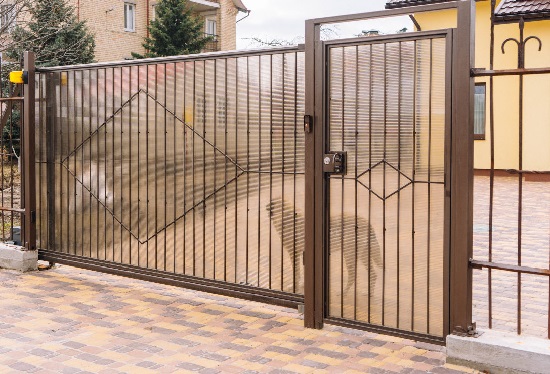 Купить ворота из профлиста с элементами ковки, с металлическими столбами в рамке или под дерево в Киселевске от 154530 руб